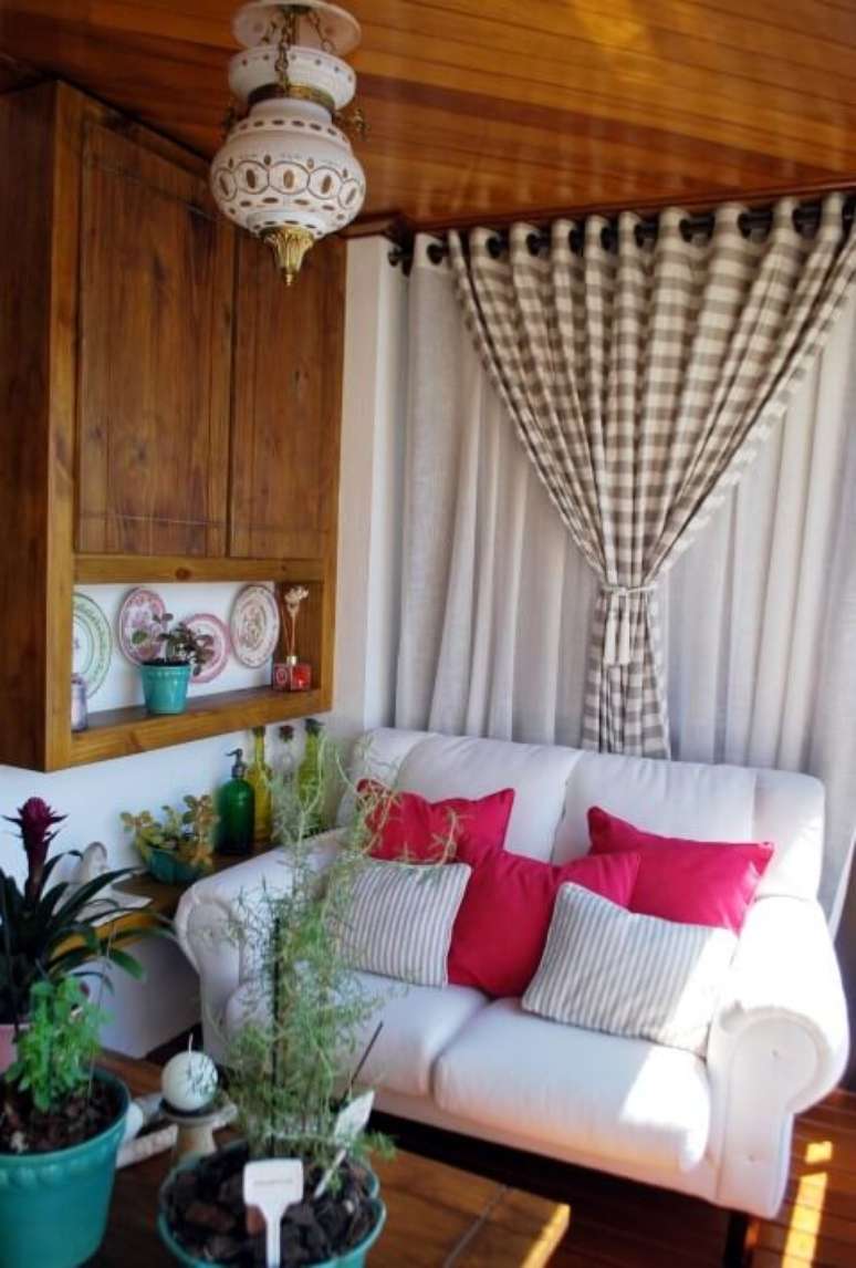 30. Modelos de sof&aacute; tradicional branco de dois lugares. Projeto de Ticiana Tonio Lotieppo