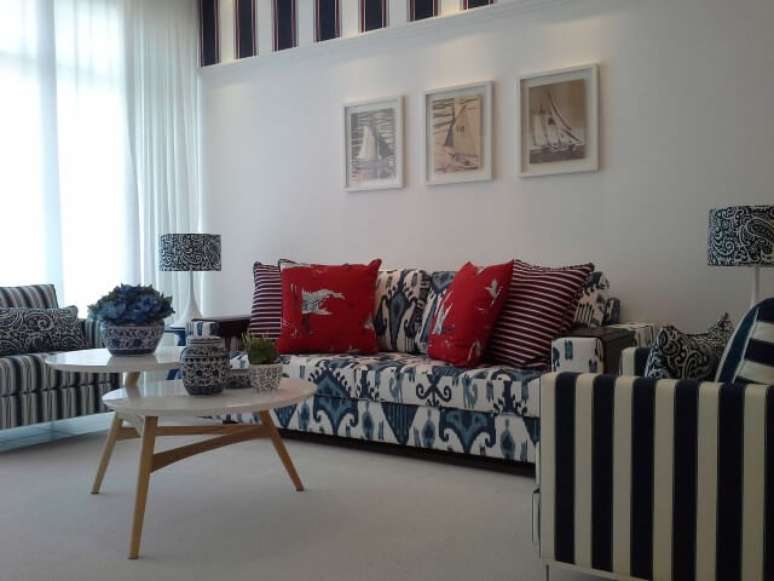 7. Modelos de sof&aacute; estampado combinado com poltronas listradas. Projeto de Helena Koki