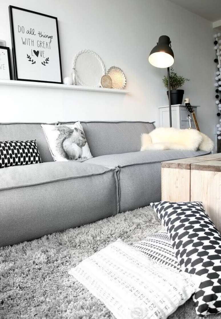 56. Invista em tapete felpudo para decorar a sua sala de estar e deixá-la muito mais confortável – Foto: Yandex