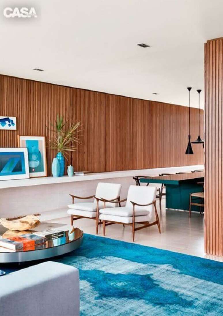 59. Em salas amplas é possível usar modelos de tapete bem grandes e com cores vibrantes – Foto: Pinterest