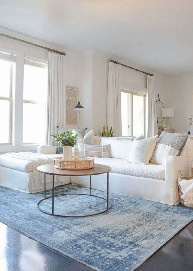 71. Decoração clean com tapete para sala ampla com sofá branco de canto – Foto: Pinterest