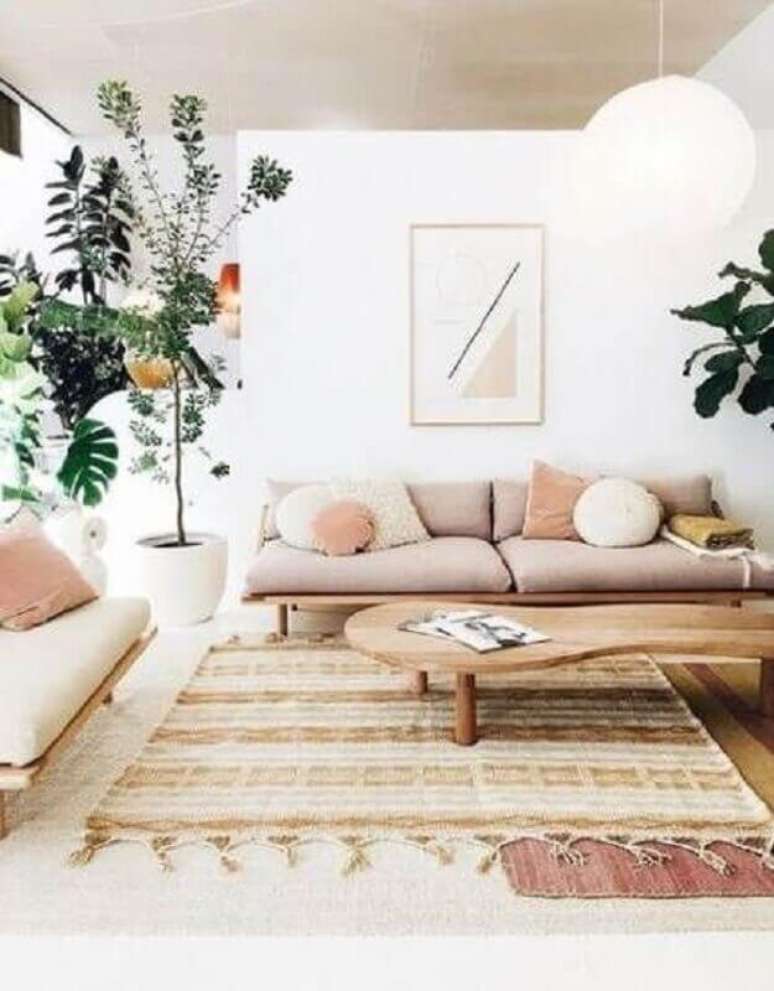 75. Decoração em tons neutros com tapete para sala com sofá de madeira – Foto: Home Decor & Design
