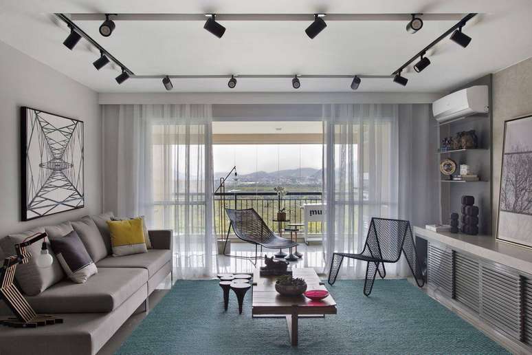 16.&nbsp;Em um&nbsp;c&ocirc;modo com cores s&oacute;brias, os tapetes para sala podem ser o ponto de cor que faltava.&nbsp;Projeto de Fernanda Azevedo Mancini