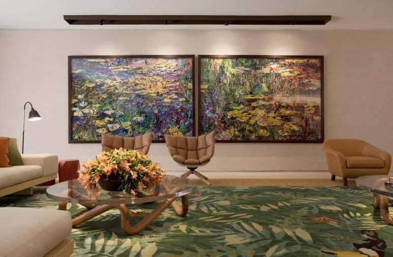 18. Aqui, vemos como tapetes para sala estampados podem conviver bem com outras estampas no mesmo ambiente. Projeto de Roberto Migotto