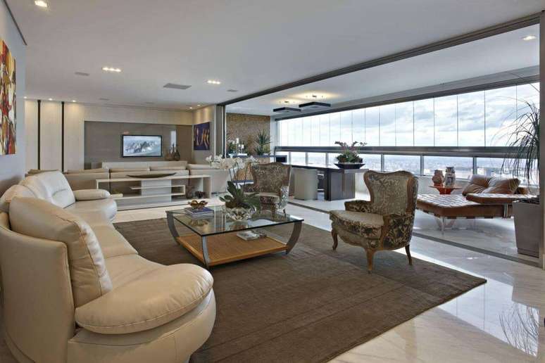 22. Mais um bom exemplo de espa&ccedil;o amplo dividido por tapetes para sala. Projeto de Gislene Lopes