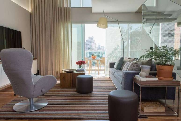 30. Os tapetes para sala listrados s&atilde;o muito vers&aacute;teis e se encaixam nos mais diversos estilos de decora&ccedil;&atilde;o. Projeto de Ah!Sim