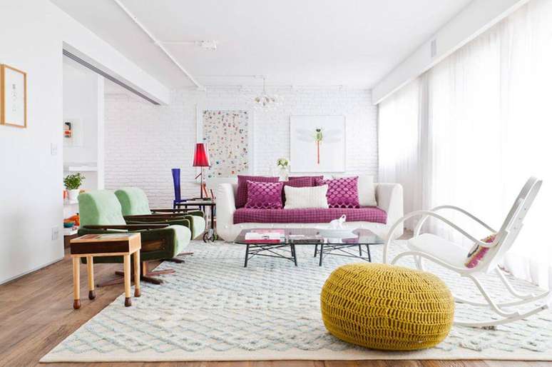 32. E tamb&eacute;m s&atilde;o uma possibilidade para ambientes mais modernos que j&aacute; contam com uma boa variedade de cores fortes. Projeto de Flavia Gerab Tayar