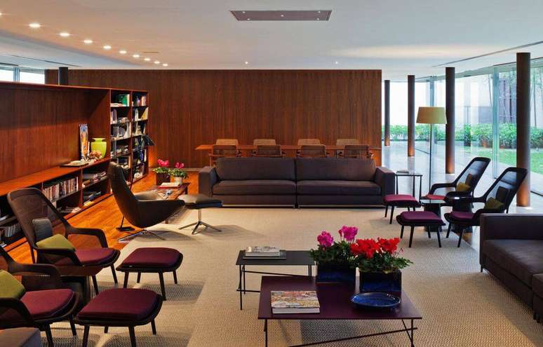 33. Neste projeto de Studio MK27, que abusa com cores ousadas, o tapete bege une todos os itens