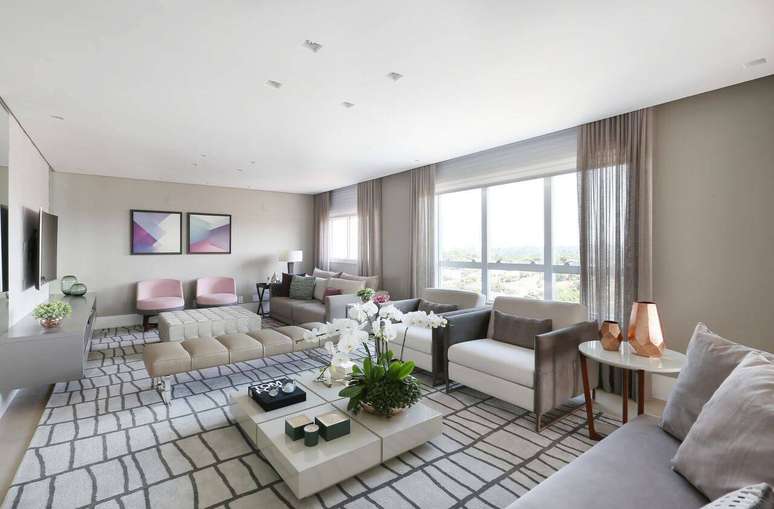 37. Aqui, vemos um projeto que usa o tapete para sala grande para unir toda a extens&atilde;o de uma sala ampla. Projeto de Karen Pisaca