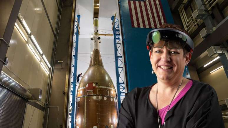 Funcionários que estão construíndo o foguete usam headsets de realidade aumentada como o usado por Shelley Peterson na foto
