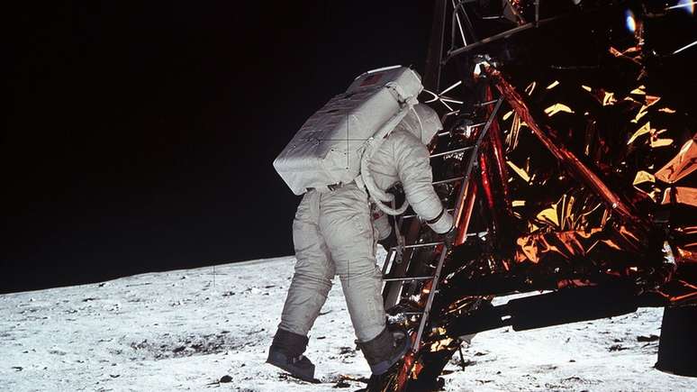 Buzz Aldrin descendo do módulo lunar; os trajes da época davam pouca mobilidade aos astronautas