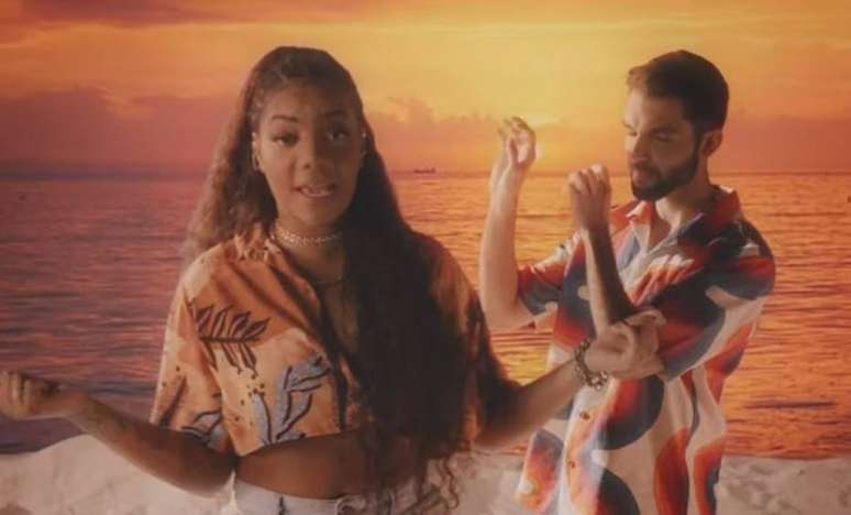 Ludmilla e Silva no clipe de 'Um Pôr do Sol na Praia'.