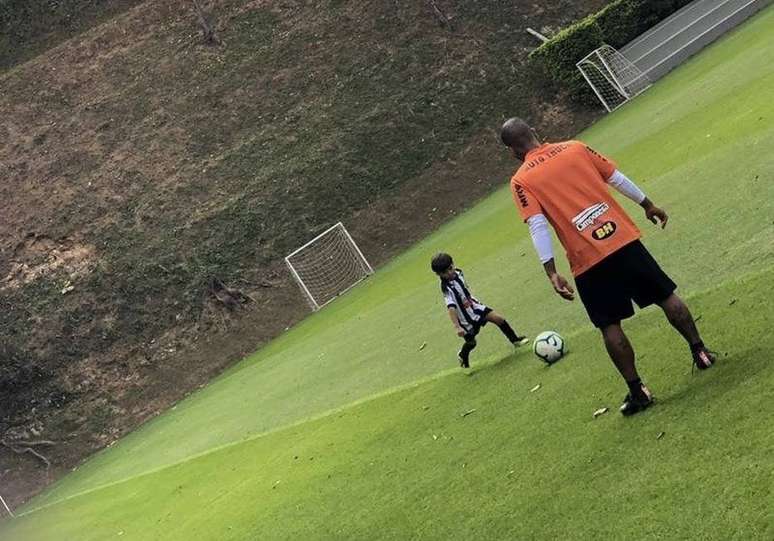 Filho de torcedor atleticano que morreu em clássico bate bola com Otero em treino