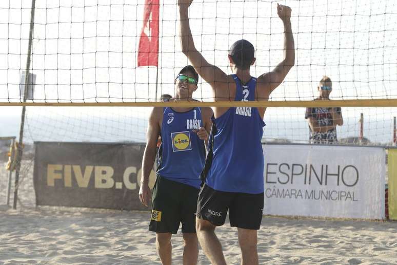 Alison/Álvaro e André/George avançam às semifinais no vôlei de praia em Portugal