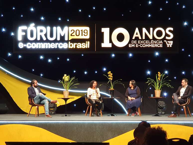 A presidente do Instituto Feira Preta, Adriana Barbosa, palestra no Fórum E-commerce 2019 sobre sua trajetória enquanto empreendedora