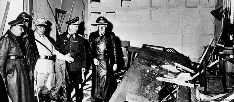 Pesada mesa de carvalho e janelas abertas aliviaram pressão da explosão em 20 de julho de 1944