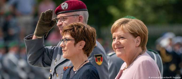 Merkel e a ministra alemã da Defesa, Annegret Kramp-Karrenbauer, durante homenagem aos conspiradores de julho de 1944