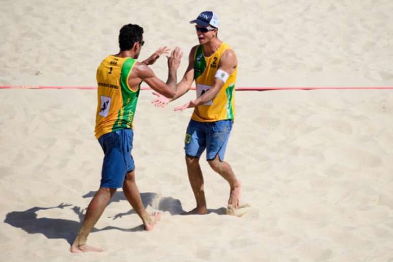 Alison/Álvaro e André/George vão a semifinal em Portugal (Foto: Divulgação/FIVB)