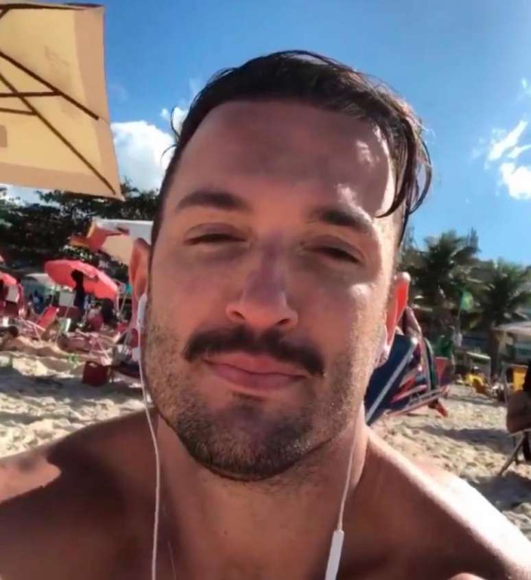 Ginasta brasileiro curte praia com namorado no Rio de Janeiro (Foto: Reprodução)