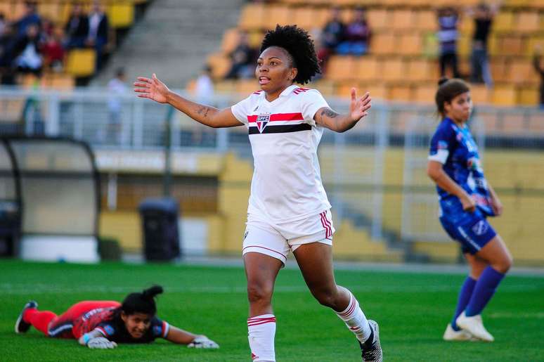 Valéria, jogadora do São Paulo, comemora seu gol durante a segunda partida contra o Taubaté, válida pelas quartas de final do Campeonato Brasileiro Feminino 2019, da Série A2