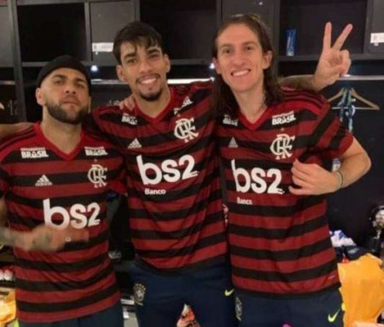 Filipe Luís (direita) vestiu a camisa do Flamengo durante a Copa América junto com Daniel Alves (esquerda) e Lucas Paquetá (centro), ex-jogador do clube
