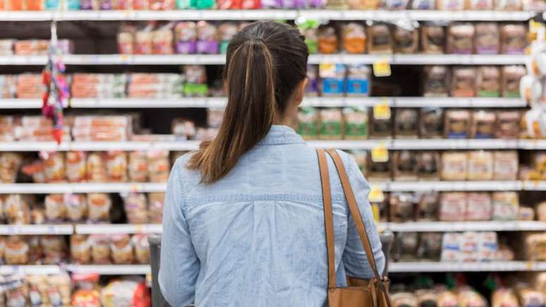 Pesquisadores defendem que os rótulos dos ultraprocessados deveriam alertar para o alto teor de açúcar dos produtos