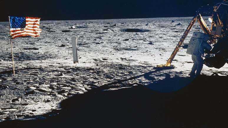 Armstrong (na foto) e Aldrin se preparavam para deixar a Lua quando a Luna 15 se chocou com o solo a centenas de quilômetros dali