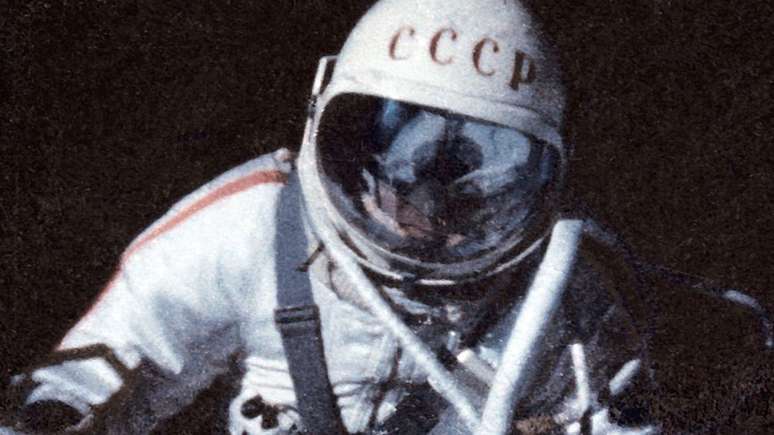 O astronauta soviético Alexei Leonov foi o primeiro a fazer uma caminhada espacial, em 1965