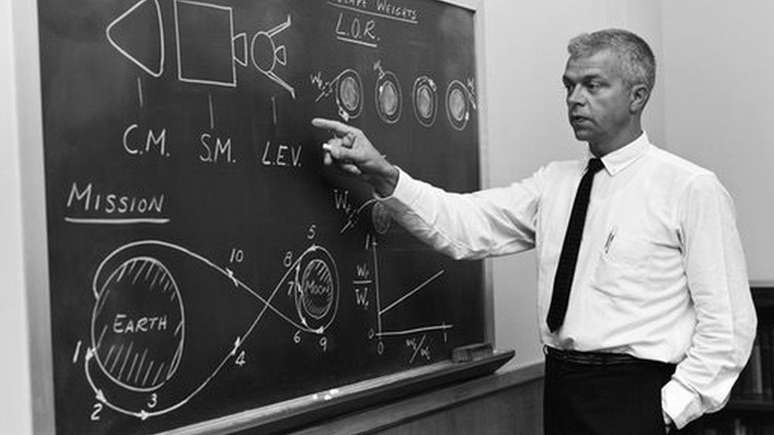 John Houbolt se apresenta num semin&aacute;rio da Nasa nos anos 1960