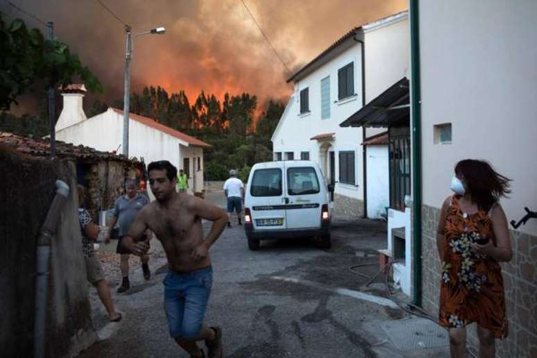 Portugal tenta conter mega incêndio em Castelo Branco
