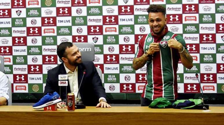 Wellington Nem mostra orgulhoso o escudo do Fluminense (Foto: Mailson Santana/Fluminense)