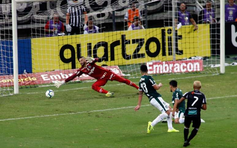 Mateus Gonçalves acerta lindo chute para abrir o placar no Castelão (Foto: LC Moreira/ Lancepress!)