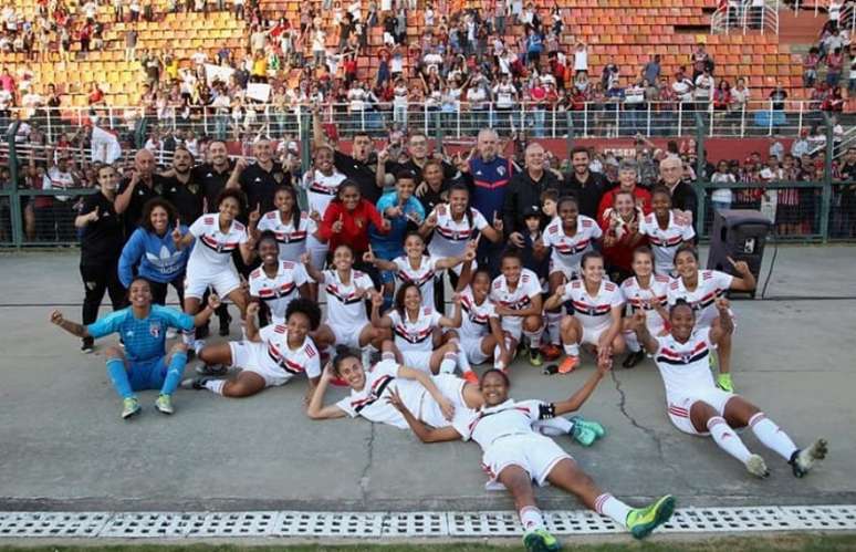 Jogadoras comemoram o acesso, mas já pensam em conquistar o título da A2 Foto: Rubens Chiri/saopaulofc.net)