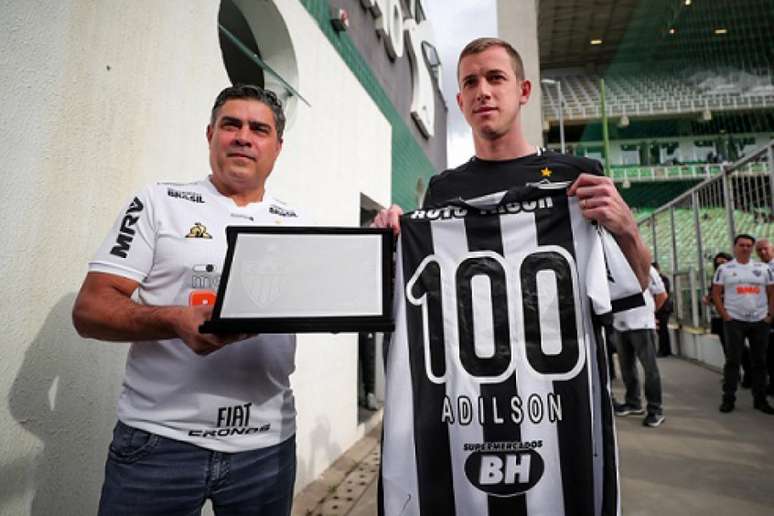 Adíson recebeu uma placa comemorativa do jogo 100 pelo clube das mãos do presidente Sérgio Sette Câmara- (Bruno Cantini/Atlético-MG)