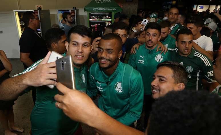 O jogador Felipe Pires, da SE Palmeiras, durante desembarque, no Aeroporto de Fortaleza