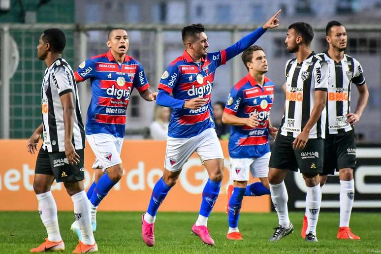 Jogadores do Fortaleza comemoram gol contra o Atlético Mineiro