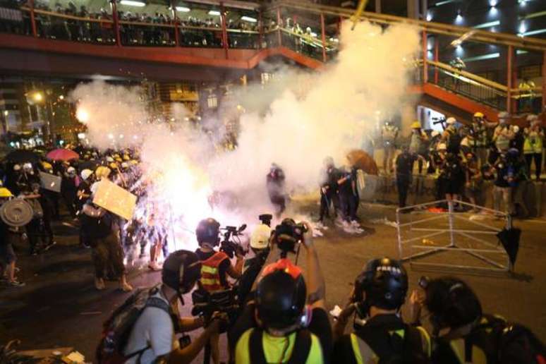 Manifestantes são agredidos em estação de Hong Kong