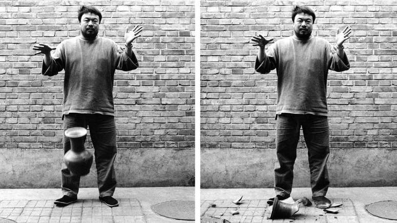 Ai Weiwei derrubou um vaso da dinastia Han de 2 mil anos para uma fotografia em 1995 - e ele pintou outros como um ato de vandalismo (Crédito: Ai Weiwei)