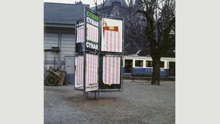 Daniel Buren cobriu Bern de p&ocirc;steres quando n&atilde;o foi convidado para uma exposi&ccedil;&atilde;o (Cr&eacute;dito: Photos-souvenirs: Daniel Buren, March 1969, Bern. D&eacute;tails. &copy; DB-ADAGP Paris)