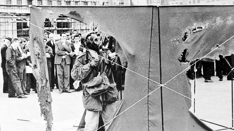 Gustav Metzger criou sua Arte AutoDestrutiva ao cobrir de &aacute;cido hidrocl&oacute;rico tecidos de nylon e ent&atilde;o posando ao lado deles enquanto se dissolviam durante 20 minutos