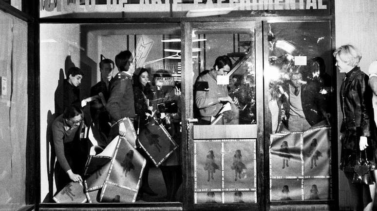 Graciela Carnevale trancou espectadores em uma galeria de vidro como um experimento para ver quanto demoraria para que tudo acabasse em violência (Crédito: Graciela Carnevale/Spai Visor)
