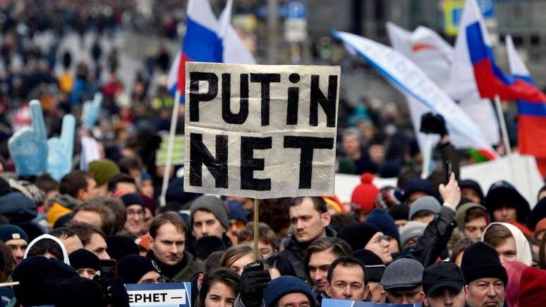 As políticas de internet cada vez mais restritivas da Rússia provocaram protestos em todo o país