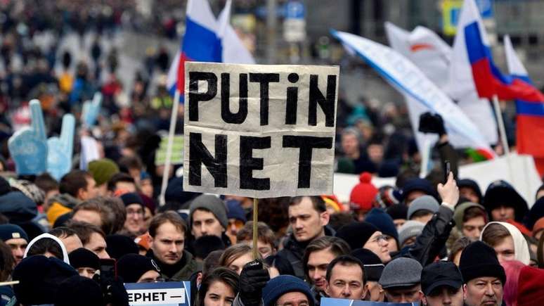 As pol&iacute;ticas de internet cada vez mais restritivas da R&uacute;ssia provocaram protestos em todo o pa&iacute;s