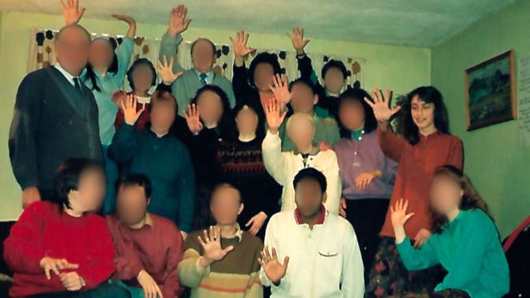 A fam&iacute;lia de Philippa Muller (&agrave; direita) se junto ao Ex&eacute;rcito de Jesus quando ela tinha 7 anos