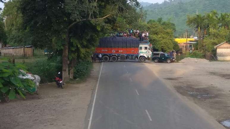 A estrada foi bloqueada para que a tigresa pudesse passar