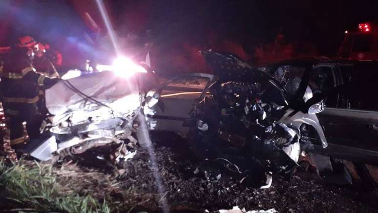 Quatro pessoas morreram em acidente entre dois carros na rodovia Julio Budisk, em Alfredo Marcondes, interior de São Paulo. Os carros ficaram destruídos.