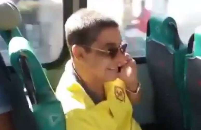 Zeca Pagodinho em ônibus