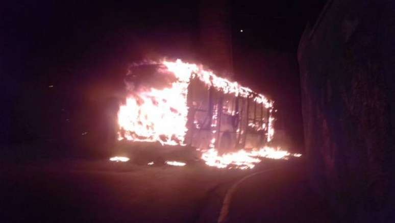 Cinco homens invadiram o ônibus, renderam o motorista e atearam fogo ao coletivo, em Poá, na região metropolitana de São Paulo. As chamas consumiram o veículo