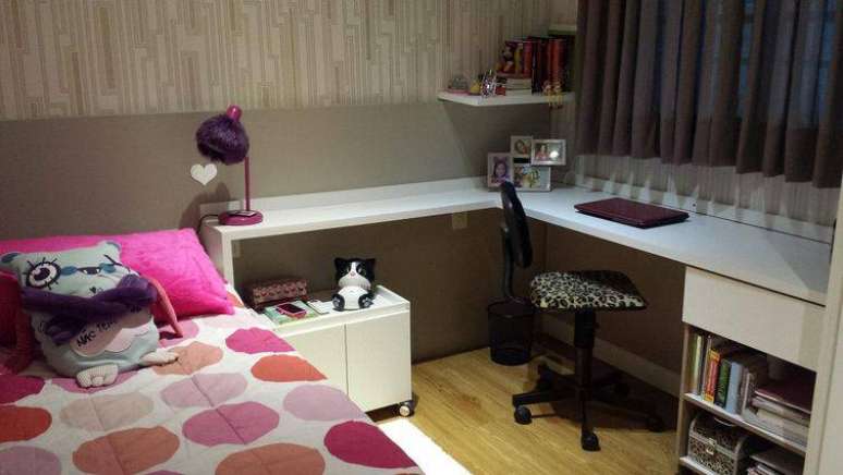 16. Luminária de mesa rosa com cúpula com revestimento de pelúcia é indicado para quarto de adolescentes ou com estilo descontraído.