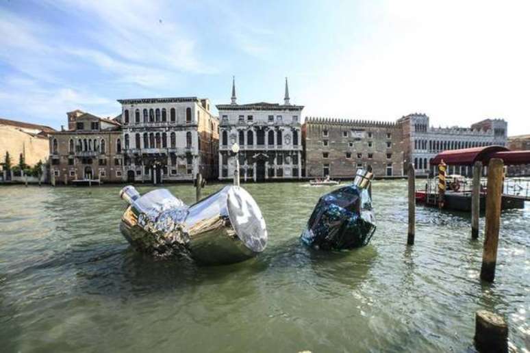 Artistas instalam ?garrafas gigantes de plástico? em canal de Veneza